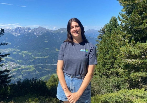 La física avilesina con las montañas del Tirol, la región austriaca donde reside, al fondo.