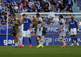 Dani Calvo se retira del campo lesionado.