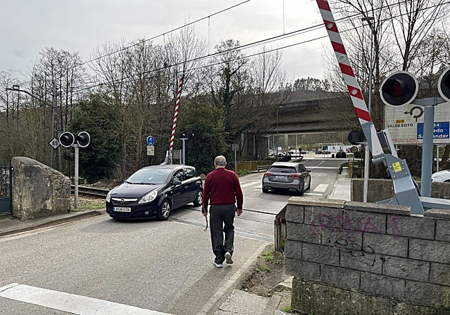 Paso a nivel de El Bayu, muy usado por quienes recorren la senda del Nora y los chavales que entrenan en el campo de fútbol.