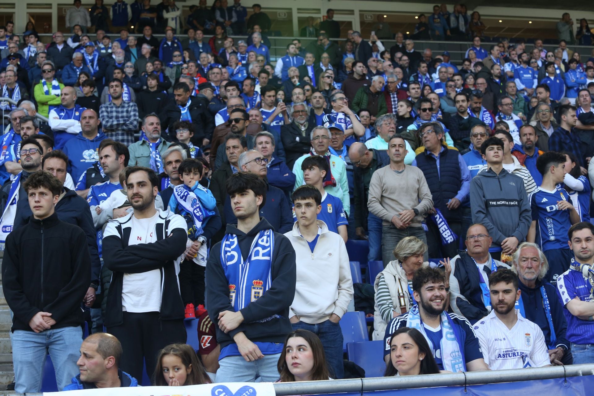¿Estuviste en el Real Oviedo - Levante? ¡Búscate en las fotos!