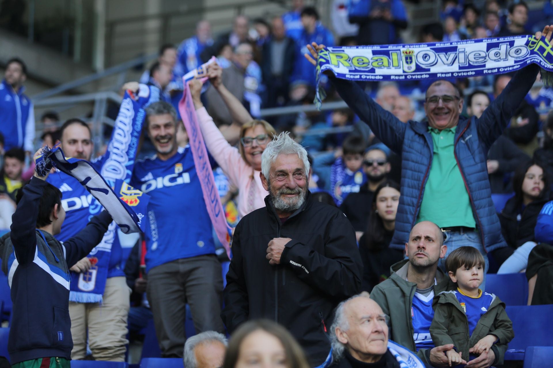 ¿Estuviste en el Real Oviedo - Levante? ¡Búscate en las fotos!