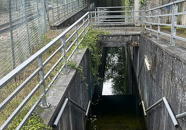 Paso anegado bajo las vías en La Carrera.