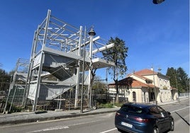 Estructura del paso elevado sobre el trazado ferroviario en la estación de La Pola, sin terminar.