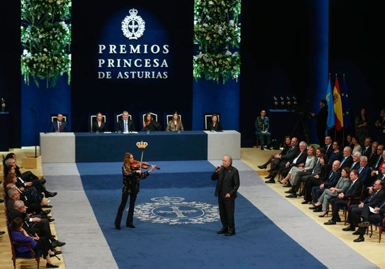 El galardonado en la categoría de Artes en 2024, Joan Manuel Serrat, ofreció una actuación durante la ceremonia.