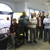 Jaime Granel, David Vega, Víctor Vieira, Martín Bosque, Carlos García, Gabriel Álvarez, Carlos Gutiérrez y José Luís Múgica, en la sede de Signal Software junto a un simulador de una máquina retroexcavadora.