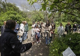 Un momento de la visita a la exposición 'Al abrigo del Jardín' en el Botánico de Gijón.
