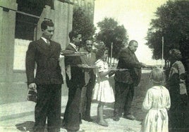 Manuel Meana Canal da comida a los pobres delante del hotel Asturias.