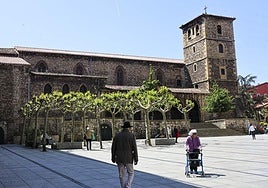 La céntrica parroquia quiere terminar este año el arreglo de su cubierta, donde ya se ha intervenido en la parte central.