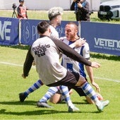 Santamaría celebra uno de sus dos goles al Guijuelo.