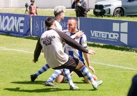 Santamaría celebra uno de sus dos goles al Guijuelo.