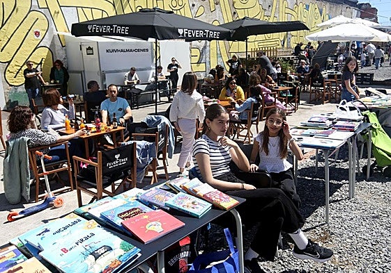 Valentina y Lía junto a sus puestos de libros en el espacio Kuivi Almacenes.