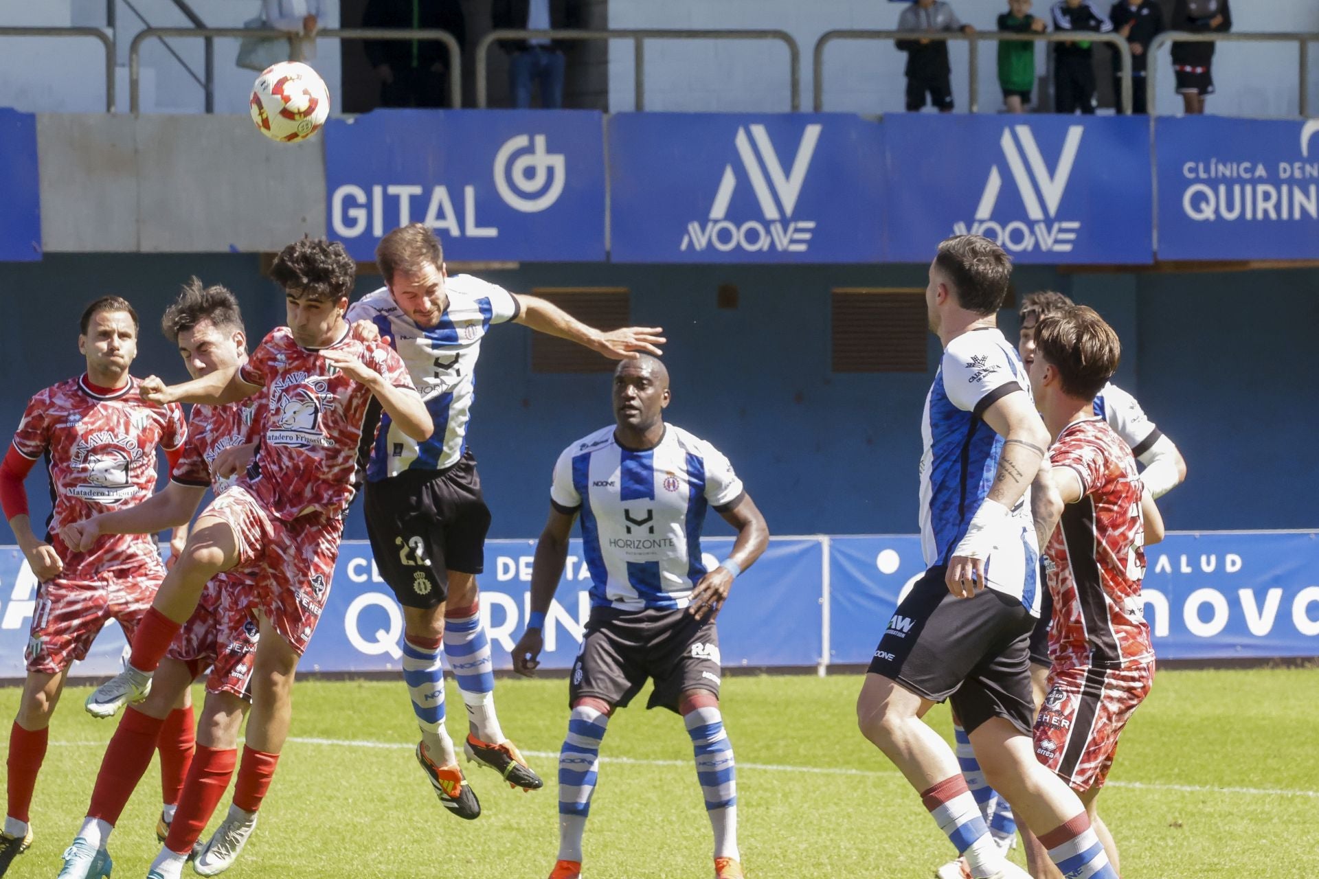 Las mejores fotos del Real Avilés 3-0 Guijuelo: así se vivió el partido en el Suárez Puerta