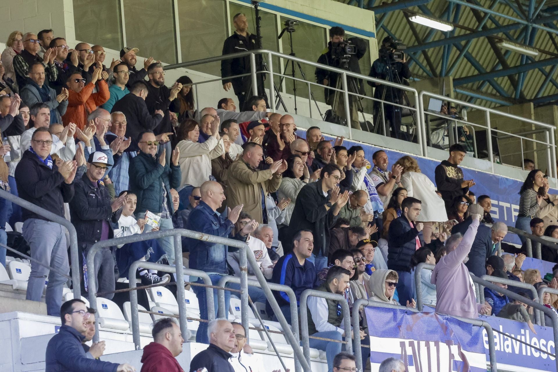 Las mejores fotos del Real Avilés 3-0 Guijuelo: así se vivió el partido en el Suárez Puerta