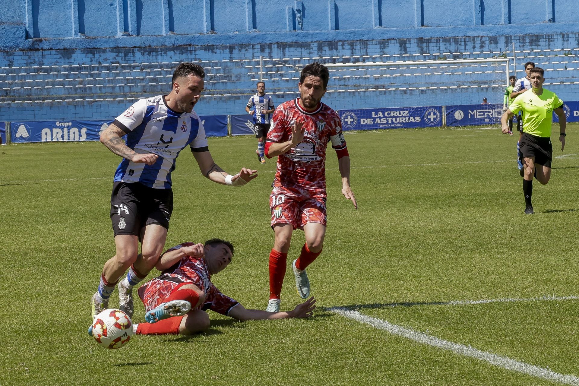 Las mejores fotos del Real Avilés 3-0 Guijuelo: así se vivió el partido en el Suárez Puerta