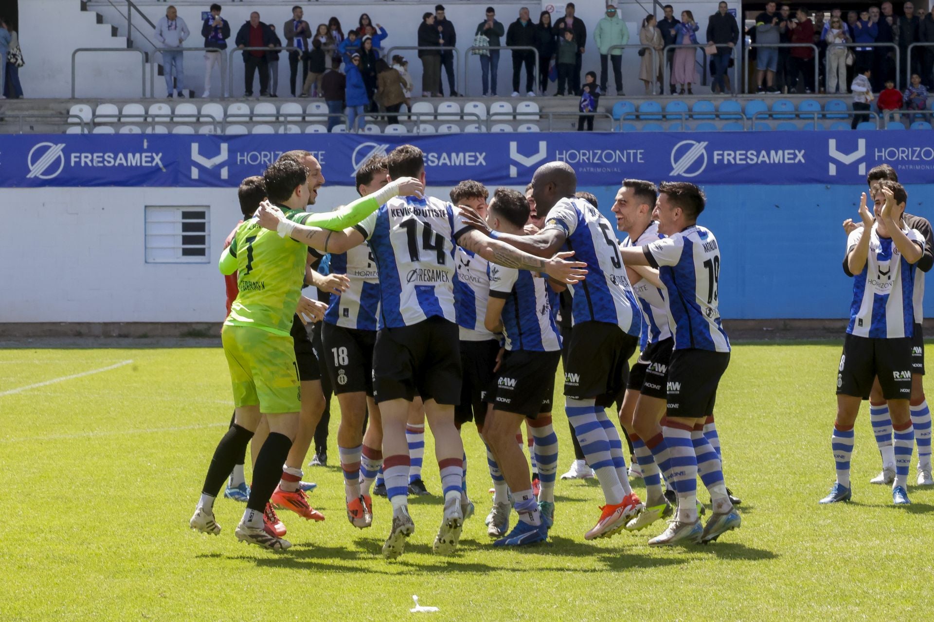 Las mejores fotos del Real Avilés 3-0 Guijuelo: así se vivió el partido en el Suárez Puerta
