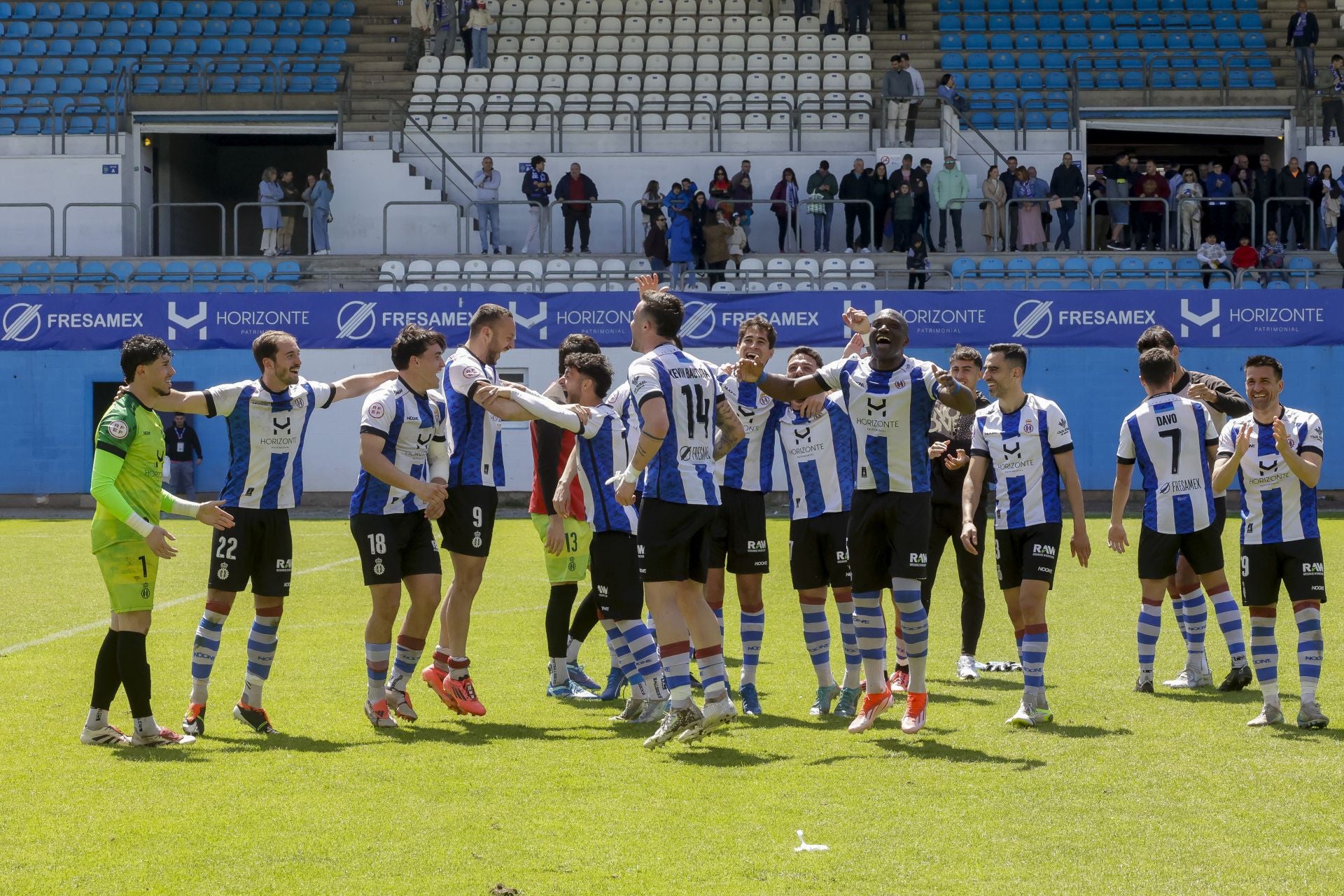 Las mejores fotos del Real Avilés 3-0 Guijuelo: así se vivió el partido en el Suárez Puerta