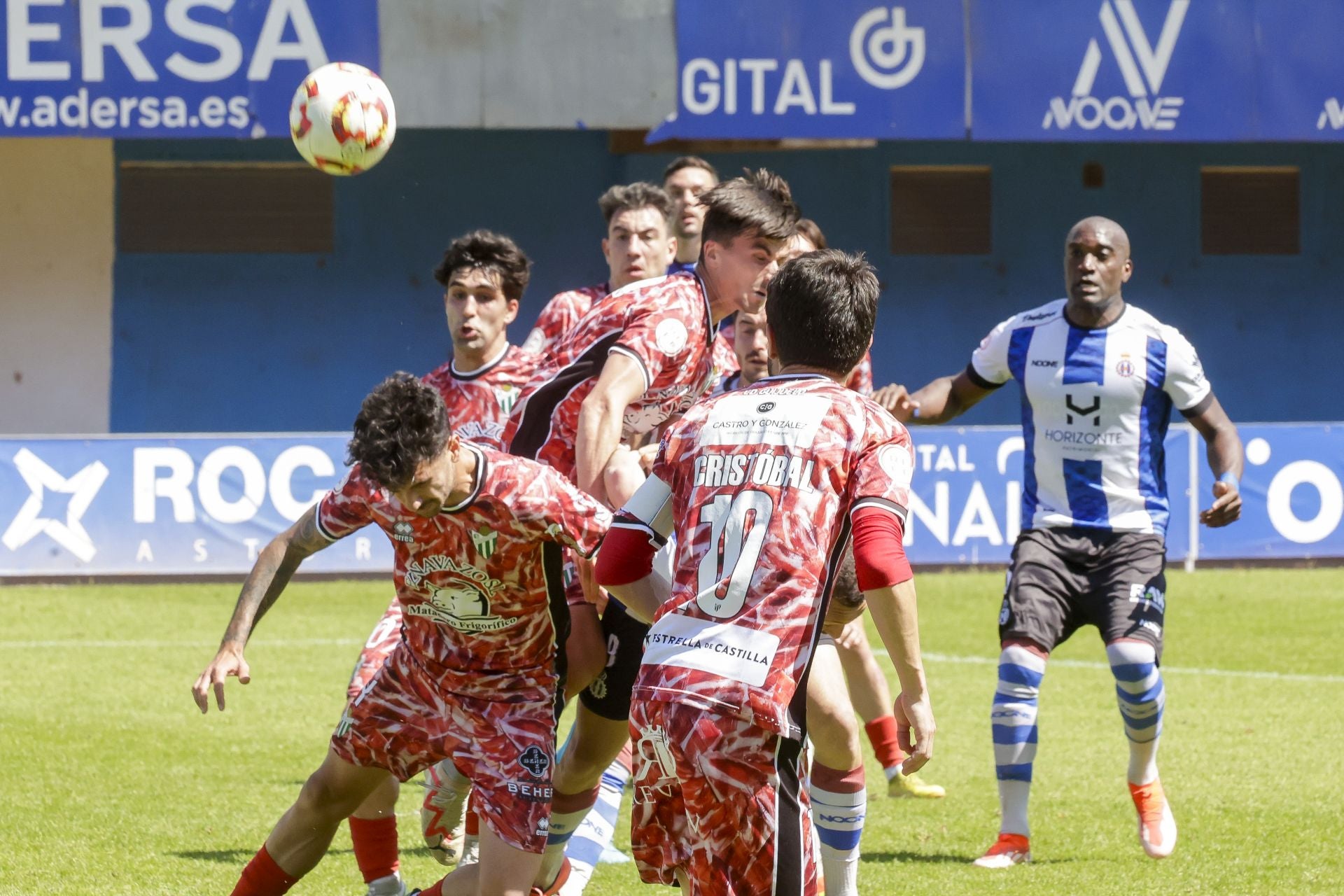 Las mejores fotos del Real Avilés 3-0 Guijuelo: así se vivió el partido en el Suárez Puerta