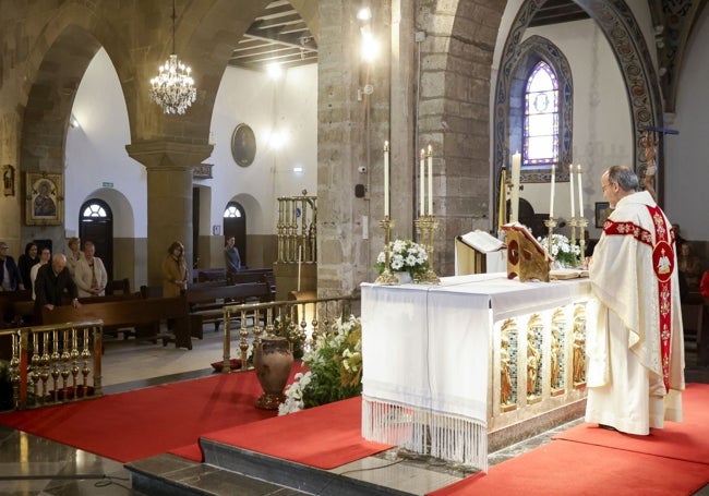 Una de las eucaristías oficiadas ayer en San Nicolás de Bari, en Avilés.