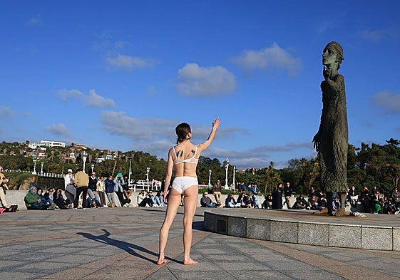 El espectáculo 'Volilà' de Silvia Bango encandiló al público en 'La madre del emigrante'.