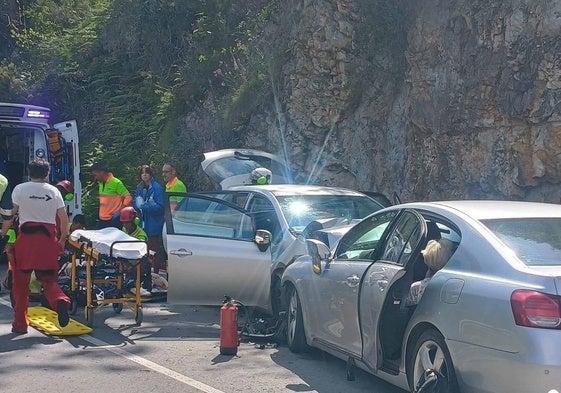Tres heridos, uno muy grave, en un choque frontal en el punto negro de Silviella
