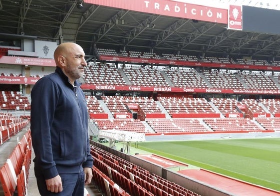 Abelardo, posando para EL COMERCIO en la grada de El Molinón, observando el césped.