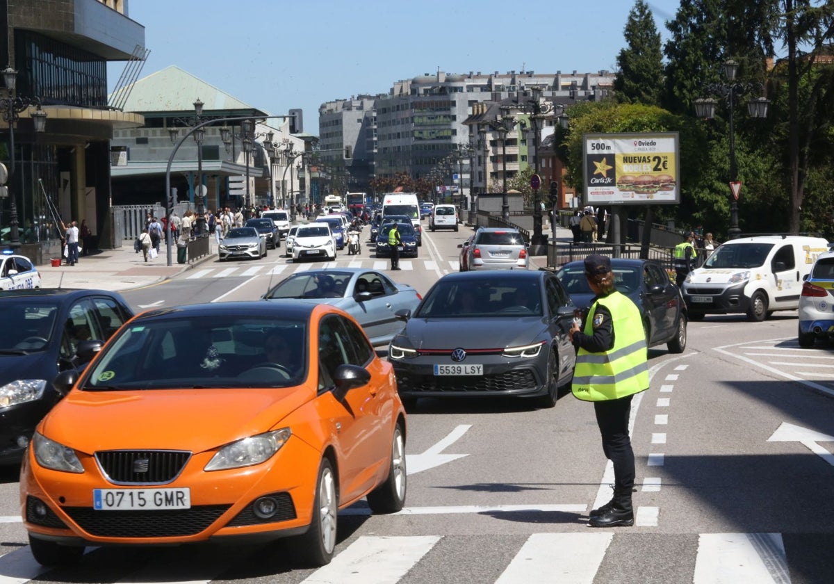 La Policía Local y los Bomberos de Oviedo realizaron veintitrés rescates de atrapados en ascensores durante el apagón