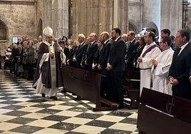 El arzobispo, Jesús Sanz Montes, en la Catedral de Oviedo minutos antes de iniciar la ceremonia.