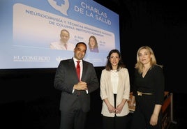 El doctor Kelvin Piña, director y fundador del Instituto Konarium, situado en Oviedo, y su fisioterapeuta, Aida Iglesias