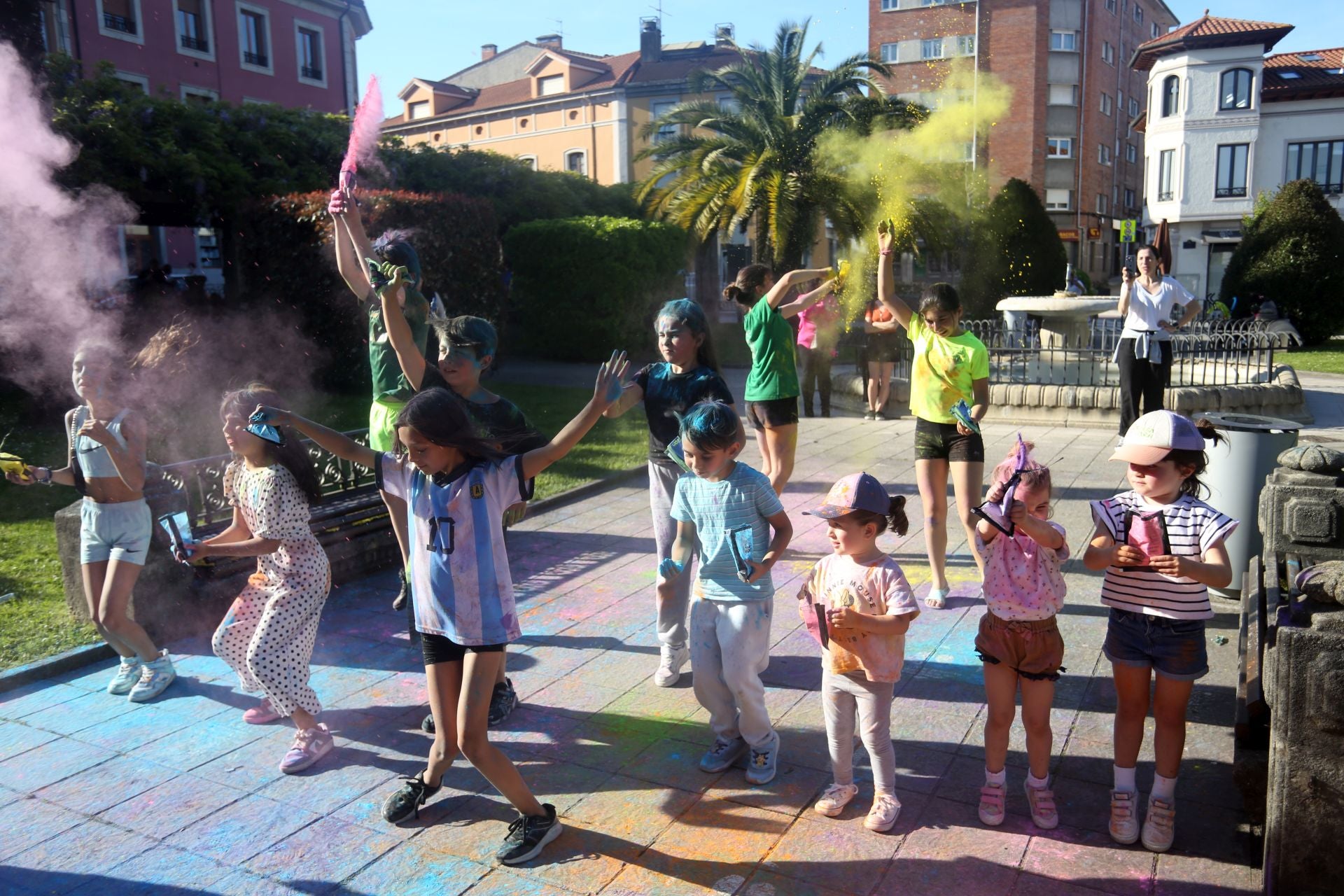 Fiesta de colores contra el apagón: Noreña celebra su Holi Party