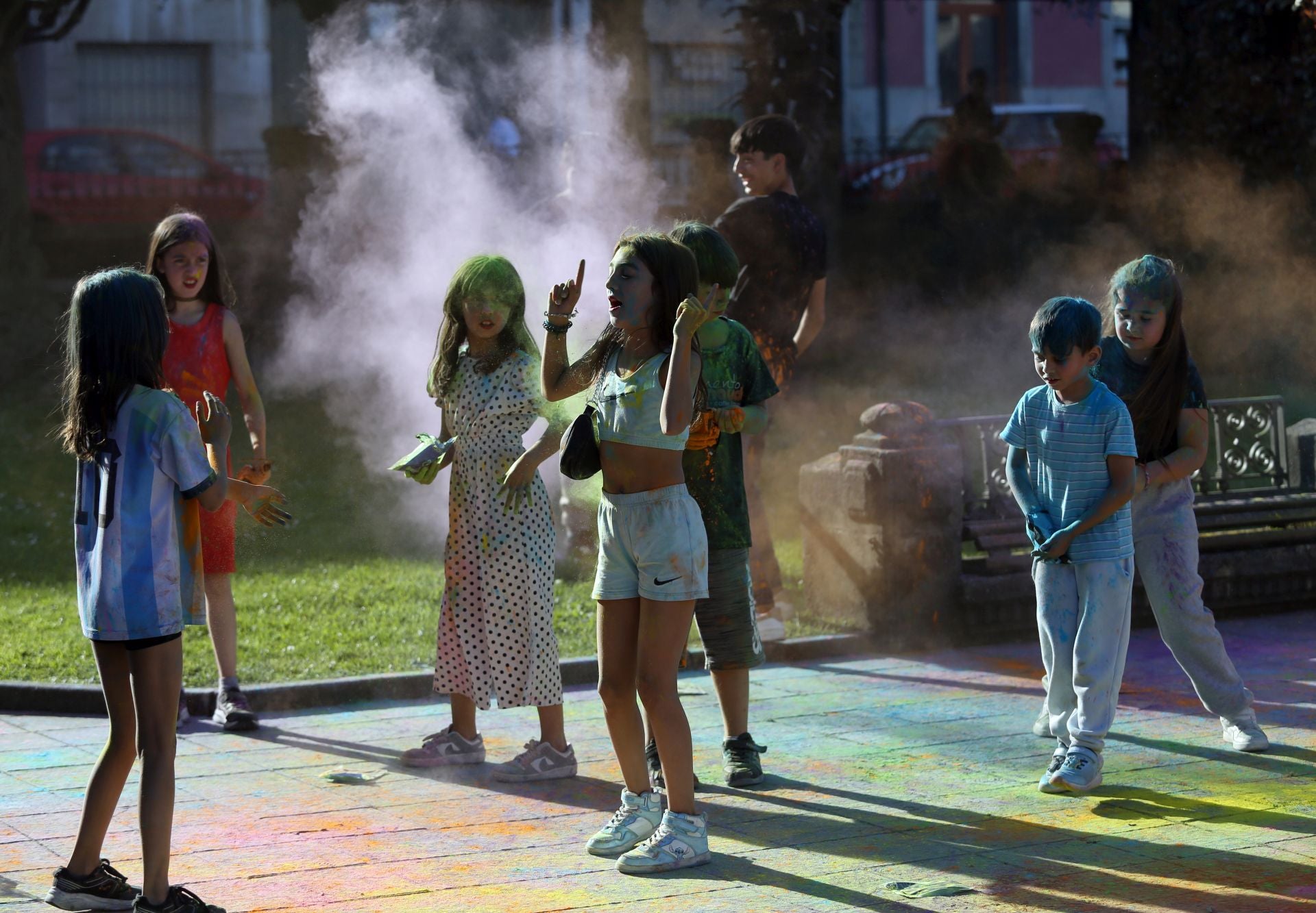 Fiesta de colores contra el apagón: Noreña celebra su Holi Party