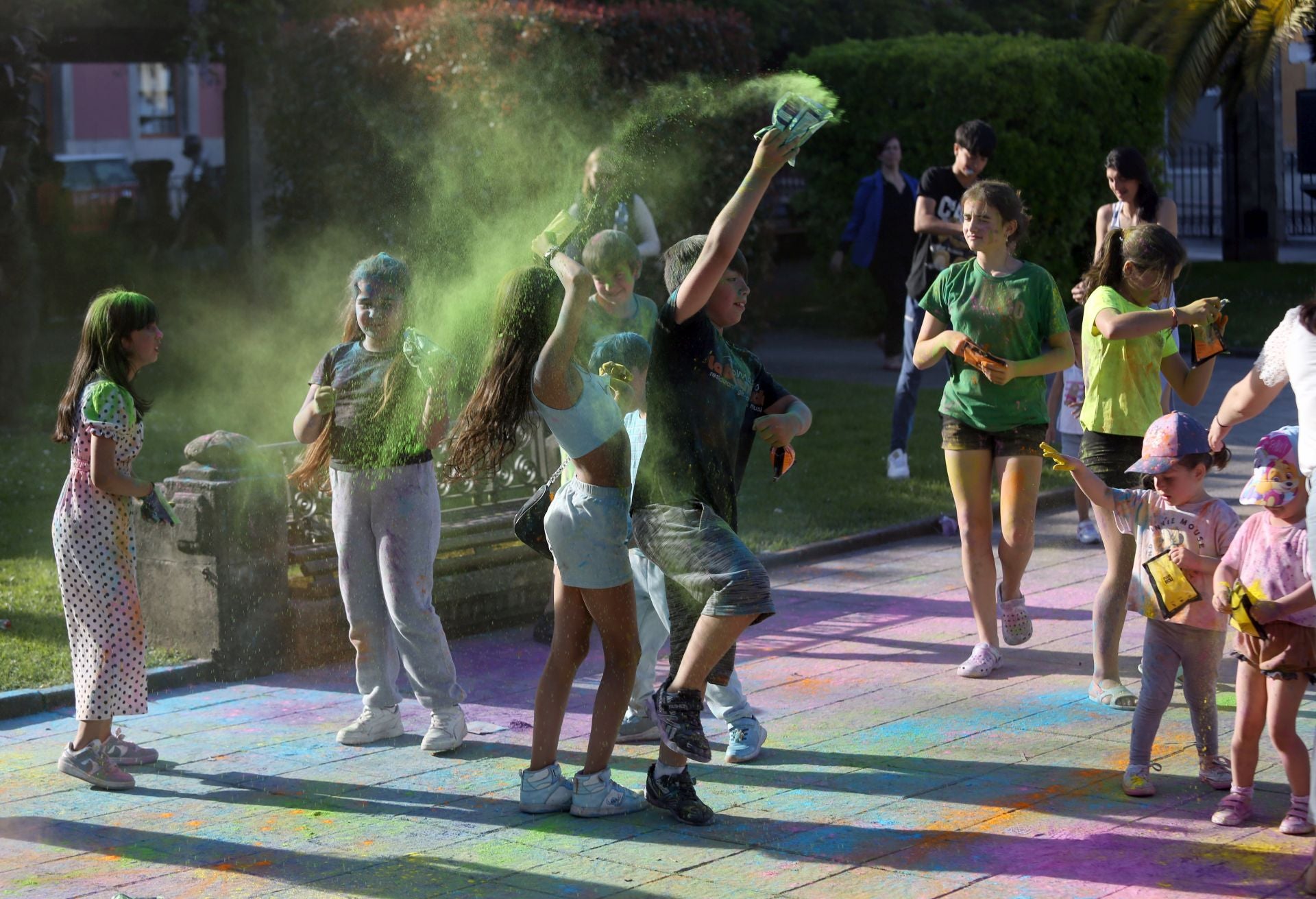 Fiesta de colores contra el apagón: Noreña celebra su Holi Party