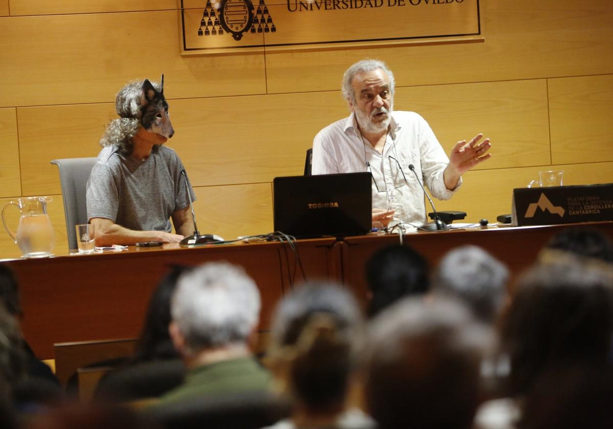 Javier Naves Cienfuegos, doctor en Biología: «Matar lobos no es la solución para evitar los daños en el ganado»