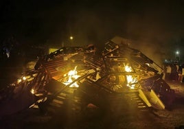 La celebración de la hoguera de San Juan en Arnao.