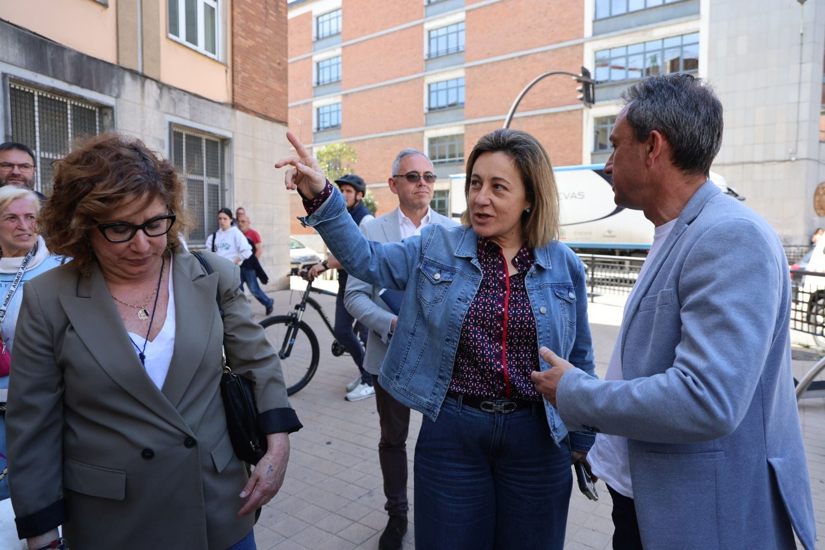 Alarma en el Instituto Jovellanos, en Gijón, al desalojar a los alumnos por unas grietas