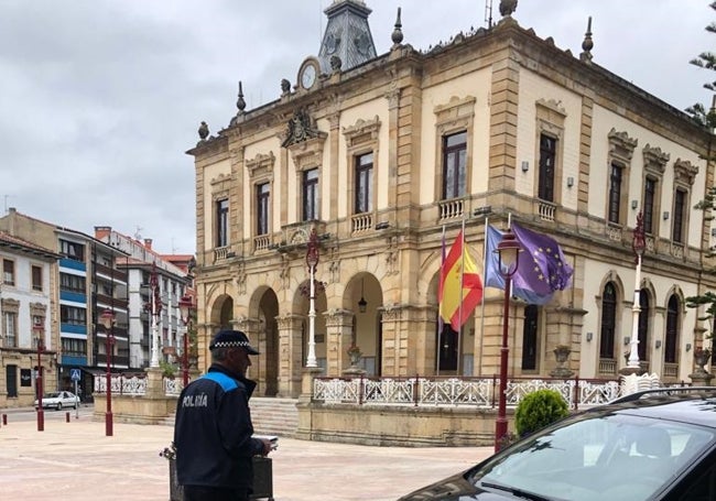 Un agente de la Policía Local en Villaviciosa.