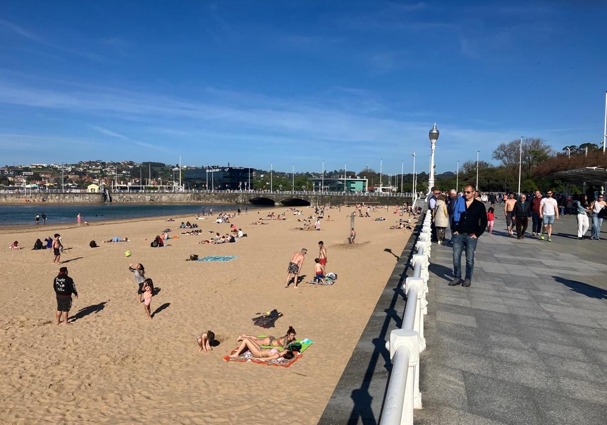 La playa de San Lorenzo, llena de gente, durante el apagón.