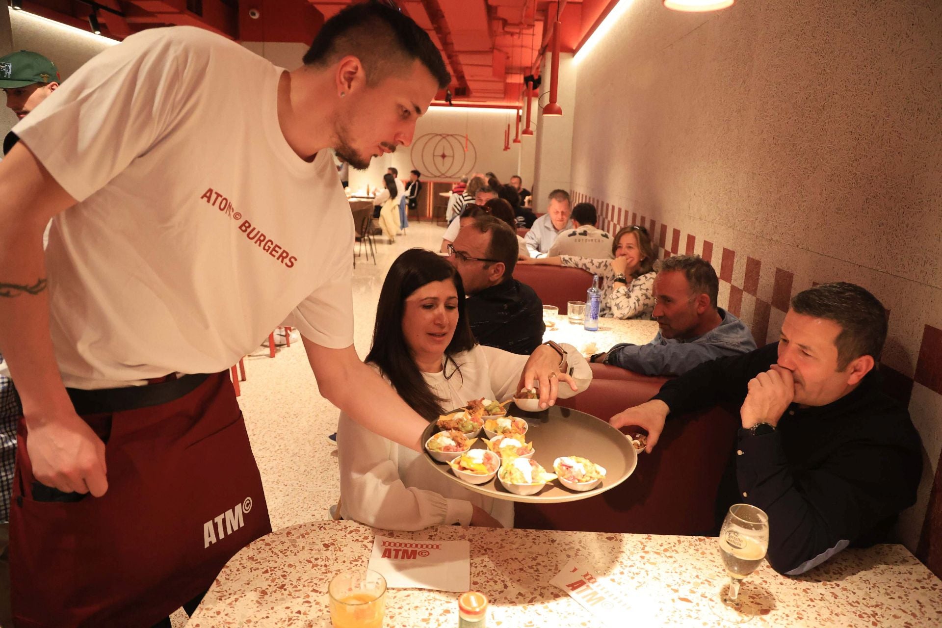 Así fue la inauguración de A toda Mesa, la nueva hamburguesería &#039;gourmet&#039; en Gijón