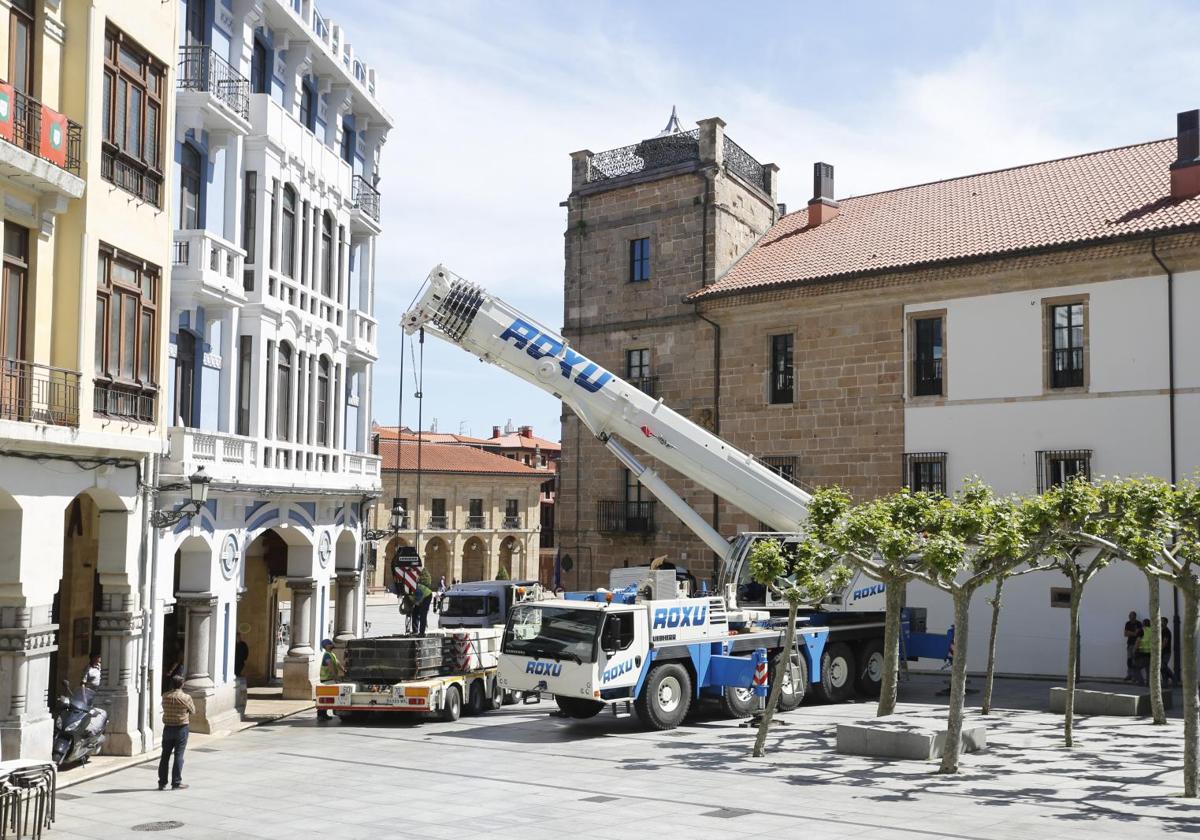 Dos de los camiones, en plena operación.