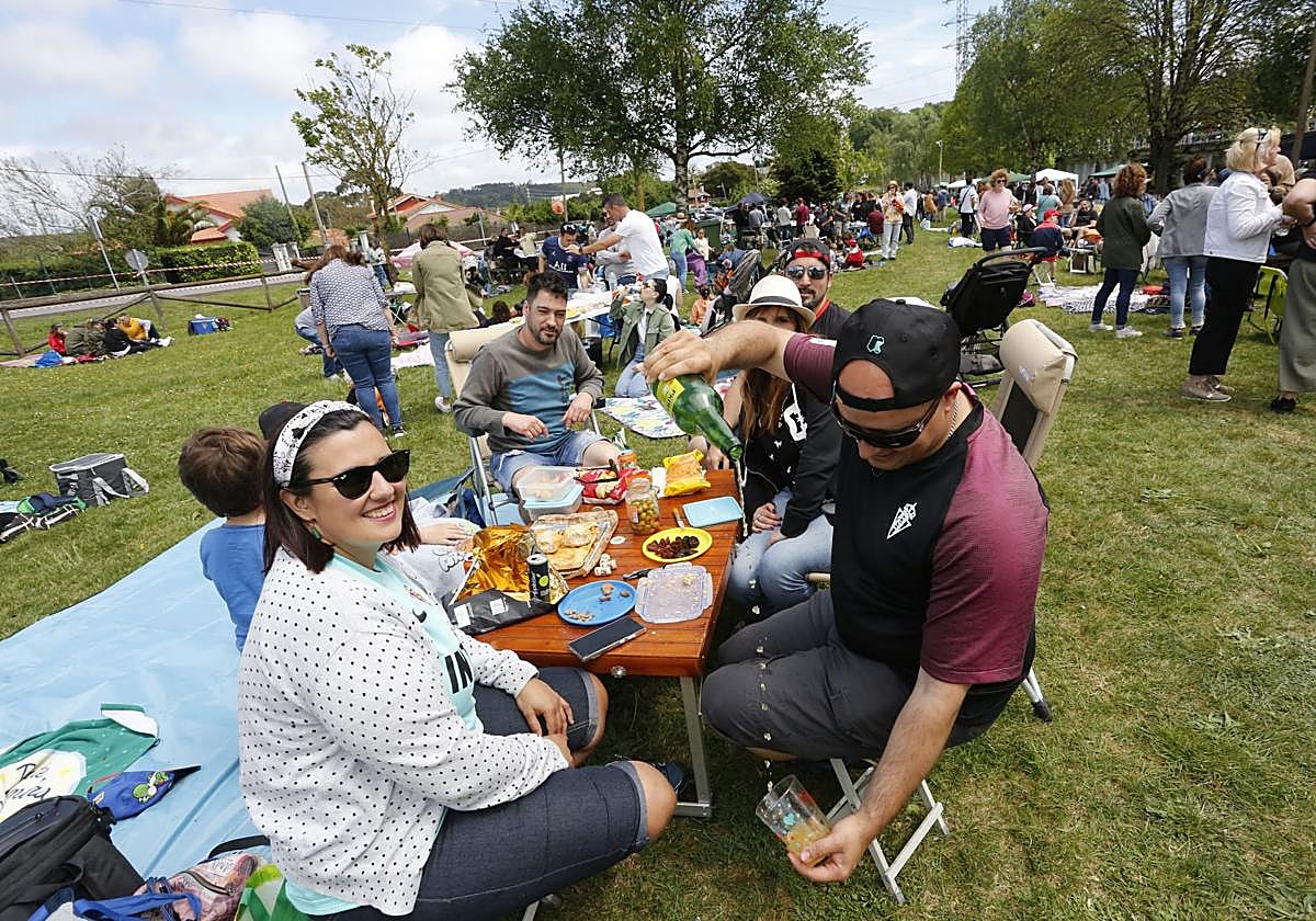 Asistentes a la jira al Embalse de Trasona en una edición anterior.