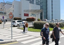 Entrada principal al Hospital de Cabueñes.