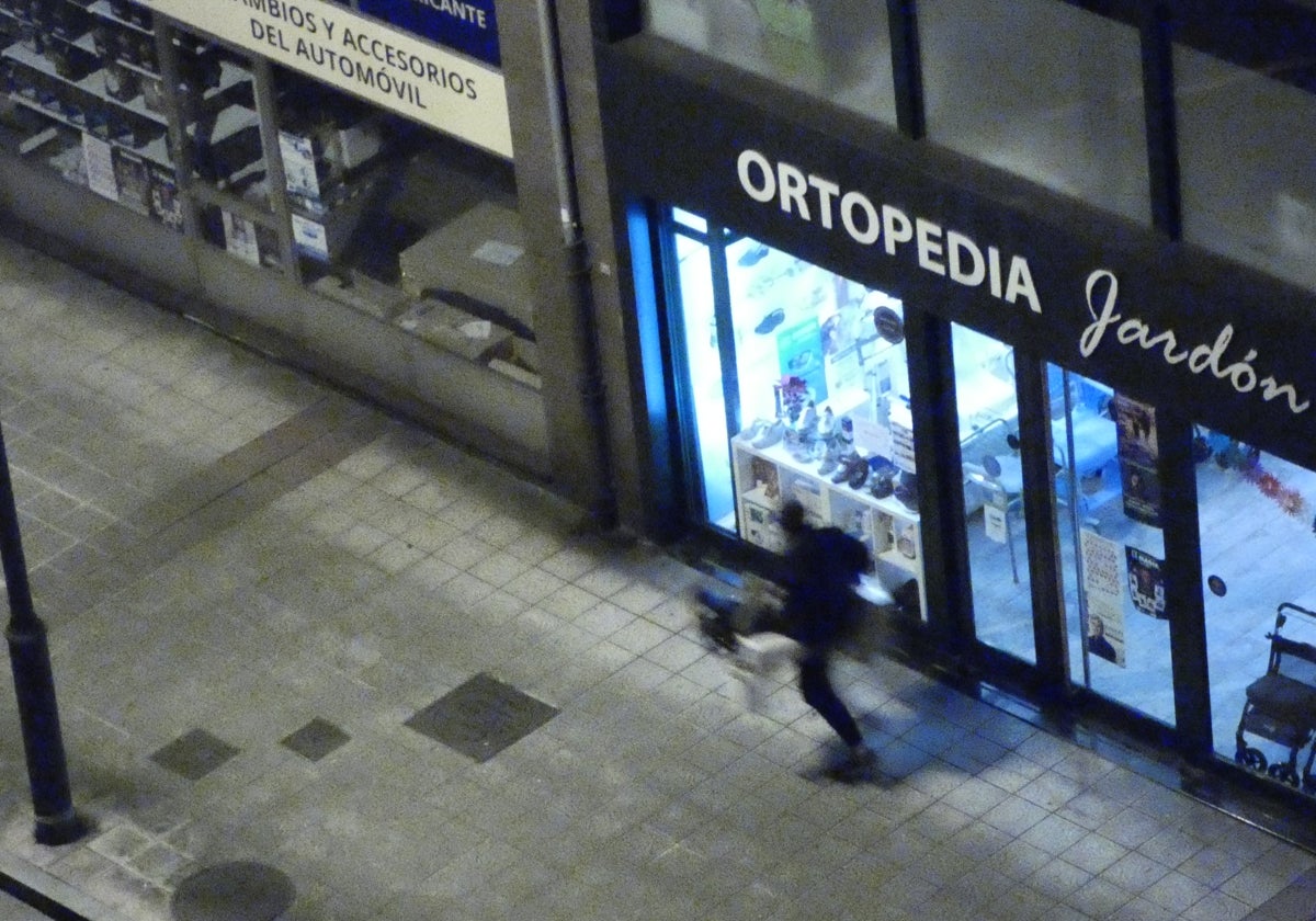 El ladrón fue localizado cerca del negocio donde robó.