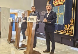 Concepción Saavedra, Adrián Barbón y Alejandro Calvo.