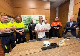 El alcalde de Siero, Ángel García, 'Cepi', en el centro, con responsables de los servicios implicados en la prevención del apagón.