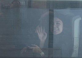 Xana Secades, en el tren que quedó parado en la Variante de Pajares a consecuencia del apagón.