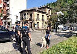 La Policía informa a una vecina de la nueva campaña.