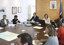 Asistentes a la reunión del consejo de administración del Puerto de Gijón, que tuvo lugar este miércoles, en El Musel.