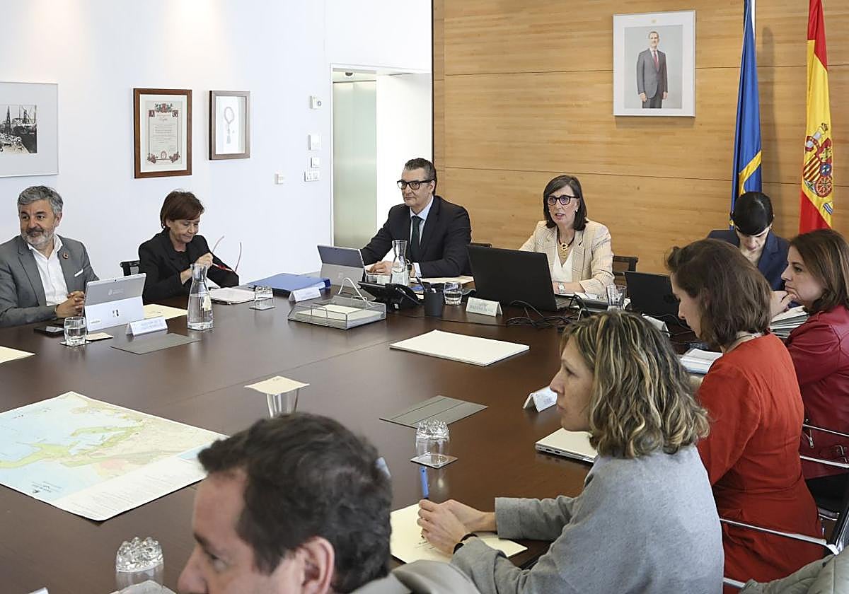 Asistentes a la reunión del consejo de administración del Puerto de Gijón, que tuvo lugar este miércoles, en El Musel.