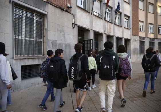 Alumnos y profesores acceden al Instituto Jovellanos a primera hora de la mañana.