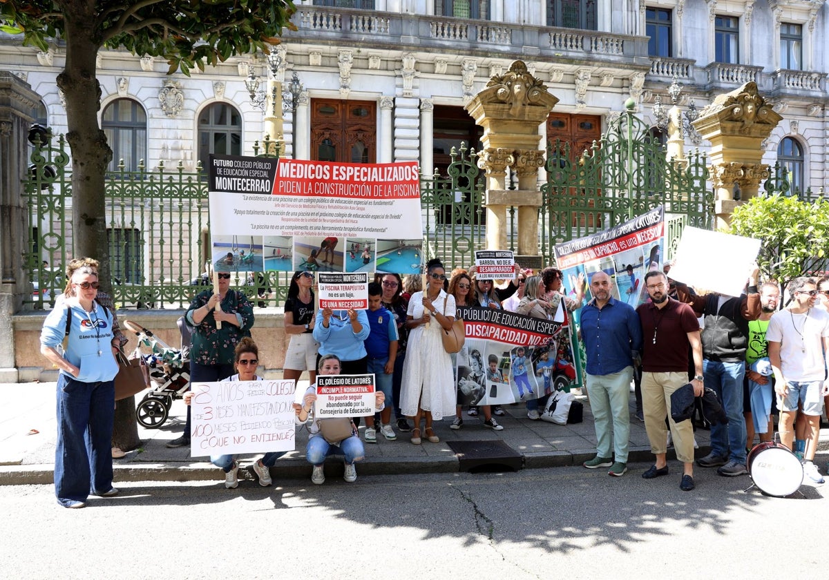 Familias del colegio de Latores, en Oviedo: «Vamos a seguir hasta que atiendan las necesidades especiales de nuestros hijos»