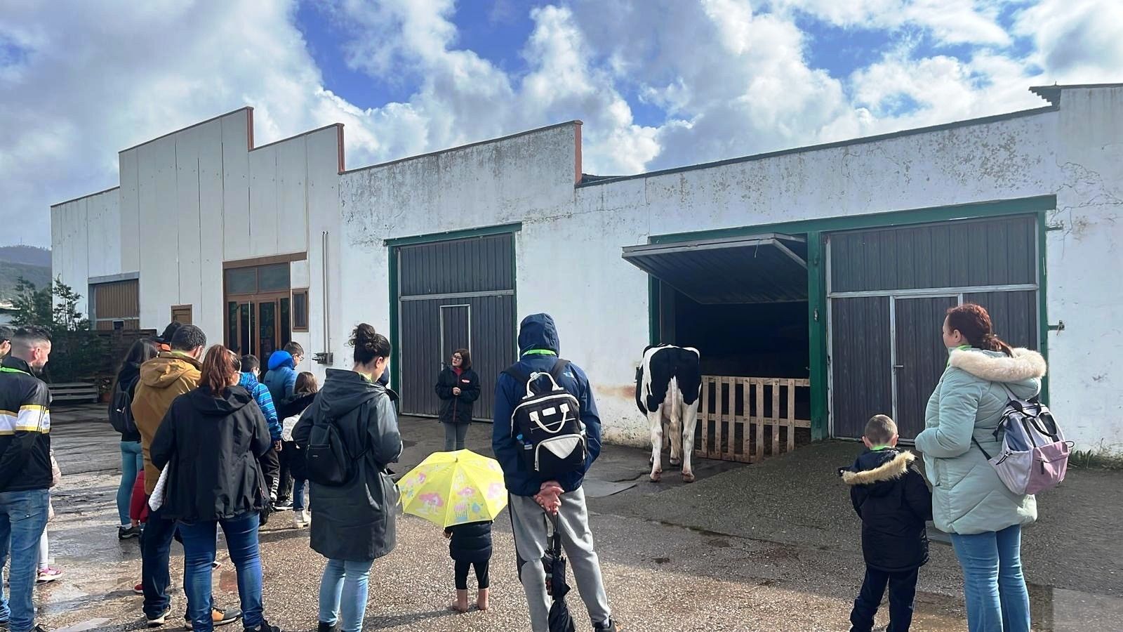 Grupo de clientes de masymas durante la visita a la granja.